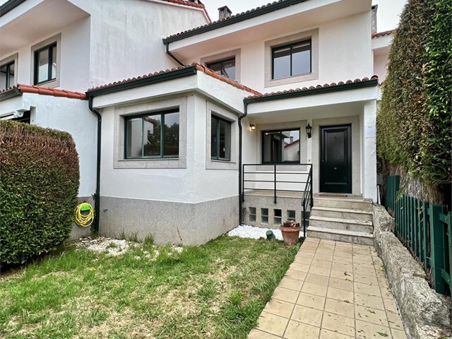 Casa pareada en Calle Río Sil, ubicada en la Urbanización dos Regos - Oleiros