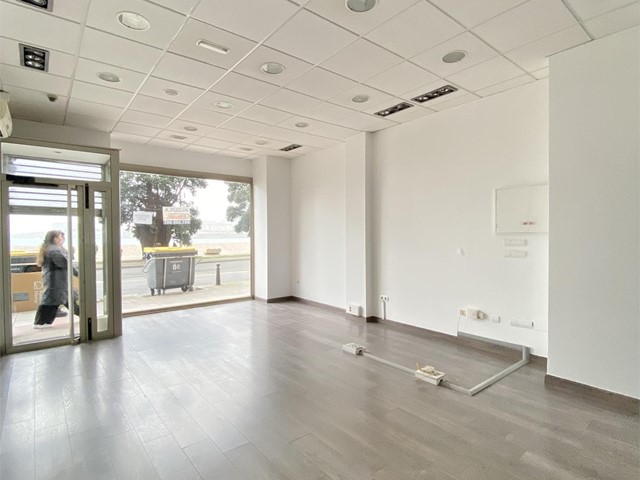Local comercial en Avenida Buenos Aires, situado en la zona de Riazor - A Coruña